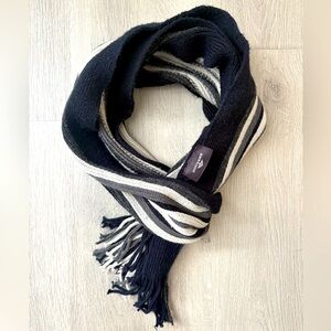 Black and gray knit scarf
